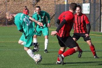 Fußball-Sachsenklasse: Irfersgrün besiegt in Unterzahl Mittweida - Irfersgrüns Robert Höfner (links) im Duell gegen den Mittweidaer Markus Pietsch.