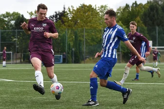 Fußball-Sachsenklasse: Irfersgrün empfängt Syrau zum Derby - Marcel Günther (links) im Zweikampf mit Mittweidas Christian Schmidt.