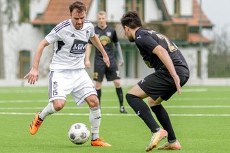 Fußball-Sachsenklasse: Irfersgrün kassiert im Derby gegen Syrau zwei Platzverweise und wird von SC-Trainer kritisiert - Der Syrauer Janek Weiß (links) sichert den Ball gegen Irfersgrüns Collin Rosenat.