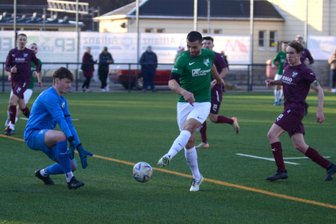 Fußball-Sachsenklasse: Irfersgrün muss sich dominanten Thalheimern in der Schlussphase doch noch geschlagen geben - Irfersgrüns Torwart Edgar Oeser vereitelt hier eine Großchance von Robert Nitzsche.