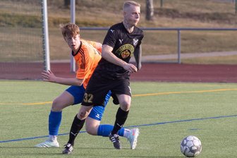 Fußball-Sachsenklasse: Irfersgrüner triumphieren beim Tabellenführer in Annaberg - Irfersgrüns Torschütze Robert Höfner (rechts) läuft hier dem Annaberger Kevin Rothe davon.
