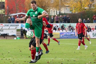 Fußball-Sachsenklasse: Jubiläumsspiel ist ein Derby - Vogtlandderby heißt es am Samstag für Manuel Strobel (vorn) und Merkur Oelsnitz, wenn um 14 Uhr das Spiel beim SC Syrau angepfiffen wird.