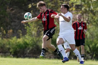 Fußball-Sachsenklasse: Lichtenstein und Lok Zwickau ärgern sich im Derby über vergebene Chancen - Max Gehrmann (r.), hier im Zweikampf mit Robin Bachmann, sorgte für den Ausgleichstreffer gegen Lok Zwickau.