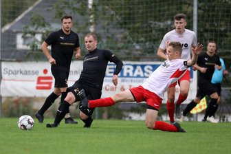 Fußball-Sachsenklasse: Lichtenstein und Oberlungwitz mit Heimrecht – aber auch mit Heimvorteil? - Die OSV-Abwehr um Kapitän Nils Leuschner, der hier gegen Lichtensteins Rico Bär zur Grätsche ansetzt, steht diese Saison sehr stabil.