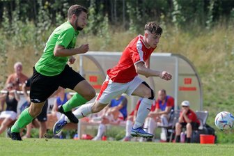Fußball-Sachsenklasse: Lichtensteiner binden Sack schon in erster Hälfte zu - Der Lichtensteiner Lukas Wilczynski (hier in Rot in einem Spiel der Vorsaison) holte am Sonntag einen Elfmeter heraus.