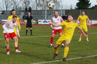 Fußball-Sachsenklasse: Marienberger Sondertraining trägt endlich Früchte - Diesen Ball versenkt Motor-Kapitän Pierre Bauer zum 3:3 im Meeraner Netz.