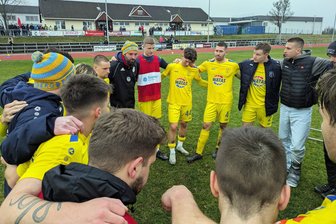 Fußball-Sachsenklasse: Marienbergs verletzter Torjäger wird zum Trostspender - Als Motor-Coach Julian Schröter nach Spielende im Mannschaftskreis aufbauende Worte an seine Schützlinge richtete, war der verletzte Rick Bauer (rechts) mit dabei.