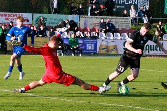 Fußball-Sachsenklasse: Merkur bremst Frankenberger Barkas aus - Merkurs Manuel Strobel (rechts) umkurvt Barkas-Torhüter Florens Erdtel und trifft zum 1:0. Foto: Bernd Genßen