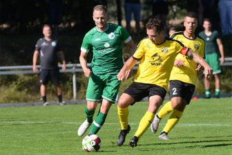 Fußball-Sachsenklasse: Merkur Oelsnitz empfängt Blau-Gelb Mülsen - Jakob Strobel (in Grün) versucht im Auftaktspiel dem Auerbacher Markus Möckel den Ball abzujagen.