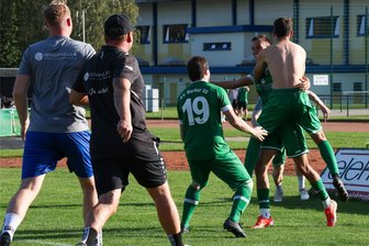 Fußball-Sachsenklasse: Merkur Oelsnitz entzaubert den nächsten Spitzenreiter - Später Jubel: Breites Grinsen bei Torschütze Max Hertel, der sich jetzt der anstürmenden Teamkollegen erwehren muss.