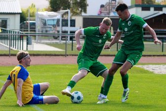 Fußball-Sachsenklasse: Merkur Oelsnitz fährt ersten Saisonsieg ein - Kein Durchkommen für Annaberg: Die Oelsnitzer Maximilian Röhling (Mitte) und Philipp Wilson haben VfB-Kicker Valentin Breitfeld den Ball abgejagt.