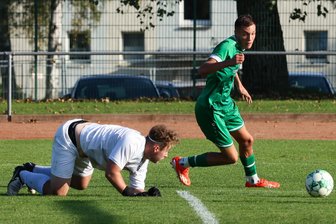 Fußball-Sachsenklasse: Merkur Oelsnitz gastiert bei schwach gestarteten Chemnitzern - Merkurs Max Hertel (rechts) hat Stollbergs Keeper Nils Winkler den Ball abgeluchst und schießt zum 2:1 ein.