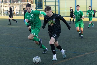 Fußball-Sachsenklasse: Merkur Oelsnitz gewinnt Vogtlandderby gegen BSV Irfersgrün ohne Mühe - Irfersgrüns Jonas Heyn (schwarzes Trikot) läuft zwar hier Merkurs Philipp Wilson davon, doch der BSV unterlag Merkur deutlich mit 0:3.