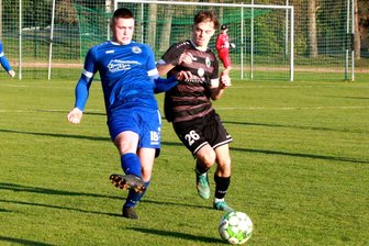 Fußball-Sachsenklasse: Merkur Oelsnitz kämpft gegen die beste Abwehr der Staffel - Merkurs Manolo Pieschel (rechts, hier im Duell mit dem Frankenberger Florian Hofmann) und sein Team haben die weiteste Auswärtsfahrt vor sich. Foto: Bernd Genßen