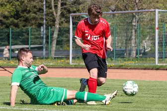 Fußball-Sachsenklasse: Merkur Oelsnitz kann erst einmal durchatmen - Alexander Hartung (links) fährt dem Annaberger Lucas Walther in die Parade.