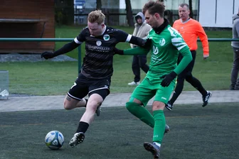 Fußball-Sachsenklasse: Merkur Oelsnitz prüft den starken Aufsteiger - Gelingt den Oelsnitzern (Maximilian Röhling, links) nach der 1:3-Heimniederlage gegen Reichenbrand ein Erfolg beim Derby in Irfersgrün?