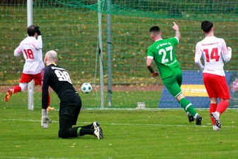 Fußball-Sachsenklasse: Merkur Oelsnitz schlägt Meerane – dank „Triple-Toni“! - Merkurs 1:0 durch Toni Döge (Nummer 27). Die Meeraner Stephan Quietzsch, Simon Boguslawski und Yannick Linnemann (von links) können nur hinterherschauen.