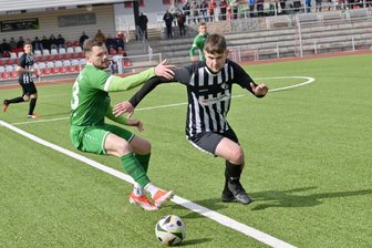 Fußball-Sachsenklasse: Merkur Oelsnitz siegt nach 0:2-Rückstand gegen den FC Stollberg und landet im Tabellenmittelfeld - Merkurs Manuel Strobel (links) brachte mit seinem Anschlusstreffer die Wende im Spiel gegen Stollberg.