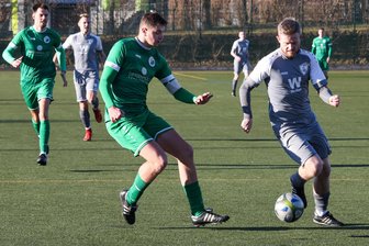 Fußball-Sachsenklasse: Merkur Oelsnitz startet mit einem Vogtlandderby in die Rückrunde - Merkurs Lennox Berger (links/hier gegen den Reichenbacher Niclas Schmelzer) und sein Team erwarten am Sonntag den VfB Auerbach II.