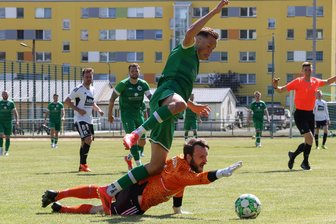 Fußball-Sachsenklasse: Merkurs Gegner hat nur eines von bisher 25 Spielen gewonnen - Merkur-Stürmer Max Hertel versucht hier beim letzten Heimspiel, vor dem Syrauer Keeper Stefan Zoephel an den Ball zu kommen.
