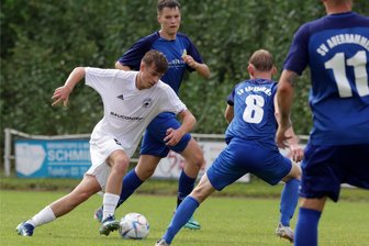 Fußball-Sachsenklasse: Mit welchem Kader und welchen Ambitionen Aufsteiger Fortschritt Lichtenstein startet - Hannes Kretzschmar (am Ball) - hier im Test gegen den SV Auerhammer - gehört zu den sechs Neuzugängen im Kader der SSV Fortschritt Lichtenstein.