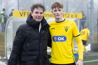 Fußball-Sachsenklasse: Neuzugang des VfB Schöneck ruiniert das Wunschresultat seines Papas - Vater André Lippmann (links) war auf Sohn Konrad zu recht stolz.