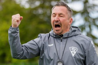 Fußball-Sachsenklasse: Nur der VfB Schöneck hat Heimvorteil – der Rest muss reisen - Hat Schönecks Trainer Marco Waldenburger am Sonntag wieder Grund zu jubeln wie hier zuletzt in Syrau?