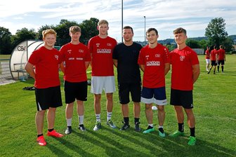 Fußball-Sachsenklasse: Oberlungwitzer SV startet mit der Vorbereitung - Dominik Seifert, Jonas Wunderwald, Niklas Herold, Trainer Dmitrij Lascenko, Ilirjan Tavani und Martin Schönherr (v.l.) sind neu beim OSV. Ebenso wie Jonas Kutzner und Emerson Pott, die zum Trainingsstart noch fehlten.