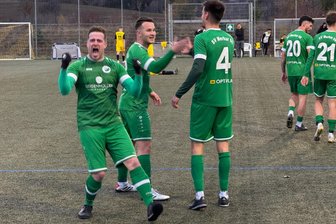 Fußball-Sachsenklasse: Oelsnitz gegen Oelsnitz – Das Vogtland schlägt das Erzgebirge - Merkurs Willi Schreiner (links) freut sich ausgelassen über seinen Treffer und den 4:1-Sieg in Oelsnitz/Erzgebirge.
