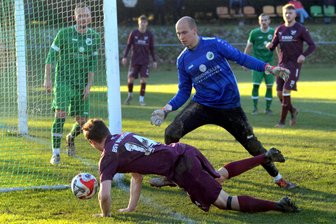 Fußball-Sachsenklasse: Oelsnitz und Irfersgrün bangen um den Klassenerhalt – und treffen am Sonntag aufeinander - Szene aus dem Hinspiel: Irfersgrüns Marcel Günther (am Boden) kommt hier nicht an Merkur-Torwart Toni Lohse vorbei.