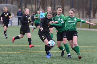Fußball-Sachsenklasse: Oelsnitzerinnen entführen die Derbypunkte aus Rodewisch - Marie Hagen (Nr. 2) versucht sich hier gleich gegen zwei Oelsnitzerinnen zu behaupten: Doppeltorschützin Kristin Steinel (rechts) und Nayah Zschäck.