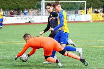 Fußball-Sachsenklasse: Personelle Fragezeichen dämpfen Annaberger Euphorie - Quentin Schubert (Mitte) will mit seinen Annaberger Teamkollegen am Sonntag in Oelsnitz punkten.