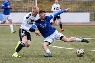 Fußball-Sachsenklasse: Rumpfelf von Barkas Frankenberg bietet dem SC Syrau einen tollen Kampf - Maurice Tuschy (r.), hier im Zweikampf gegen den Syrauer Tom Heinemann, erzielte mit einem schönen Lupfer die Frankenberger Führung.