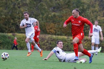 Fußball-Sachsenklasse: SC Syrau bereit für das Derby gegen Oelsnitz - Paul Schneider (am Boden) hat hier gegen den Lichtensteiner Max Gehrmann das Nachsehen.