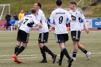 Fußball-Sachsenklasse: SC Syrau bleibt weiterhin oben dran - Die Syrauer bejubeln den Siegtreffer durch Tobias John (Zweiter von links).
