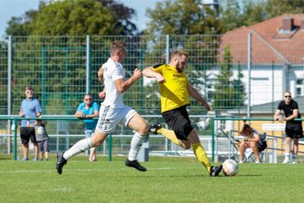 Fußball-Sachsenklasse: SC Syrau erlebt zum Auftakt ein Debakel - Syraus Chris Reinfeld kann hier den Freiberger Rico Thomas nicht am Torschuss hindern. Der traf beim 7:2 gegen die Vogtländer drei Mal.