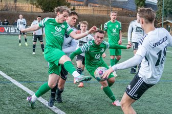 Fußball-Sachsenklasse: SC Syrau geht erstmals in diesem Jahr leer aus - Syraus Tom Limmer (rechts) versucht sein Glück gegen die Reichenbrander Marius Wolny (links) und Markus Miska.