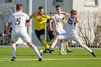 Fußball-Sachsenklasse: SC Syrau kassiert im Vogtlandderby gegen den VfB Auerbach II die erste Heimniederlage - Auerbachs Marcel Dressel (Mitte, gelbes Trikot) traf im Derby gegen den SC Syrau zwei Mal beim 3:0.