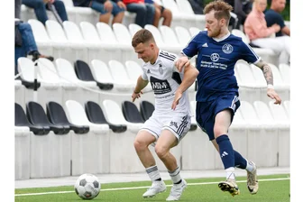 Fußball-Sachsenklasse: SC Syrau nimmt Schwung aus dem Pokalwettbewerb mit - Im vierten Saisonspiel hat es für Luca Scholler (links) und seinen SC Syrau endlich geklappt mit dem ersten Sieg in der Sachsenklasse.