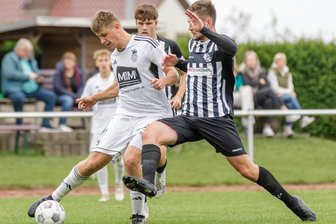 Fußball-Sachsenklasse: SC Syrau verzweifelt am Stollberger Schlussmann - Bastian Wolf (links) behauptet sich gegen den Stollberger Bruno Albert.