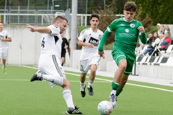 Fußball-Sachsenklasse: SC Syrau vor Vogtlandderby bei Super-Aufsteiger VfB Schöneck - Merkurs Tobias Zöphel (rechts) versucht hier, an Syraus Alexander Hartung vorbeizuziehen. Hinten Eric Haller. Merkur verlor das Derby 0:2 und erwartet nun Stollberg, Syrau muss nach Schöneck.