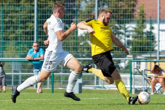 Fußball-Sachsenklasse: SC Syrau will sich für Hinspiel-Klatsche revanchieren - Freibergs Spielertrainer Rico Thomas (rechts) schenkte den Syrauern um Chris Reinfeld beim 7:2 im Hinspiel gleich drei Tore ein.