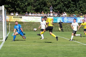 Fußball-Sachsenklasse: Schöneck gelingt im dritten Spiel dritter Sieg zu Null - und verpflichtet hochkarätigen Neuzugang - Schönecks Maximilian Frank Meinel (gelbes Trikot) trifft hier zum 1:0. Foto:
