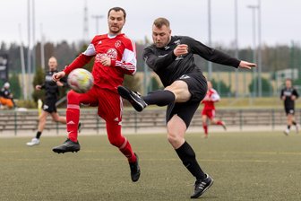 Fußball-Sachsenklasse: Serie des SV Blau-Gelb Mülsen reißt in Freiberg - Der Mülsener Verteidiger Steve Ehrler kann den Schuss von Karl Herrmann vom BSC Freiberg nicht verhindern. Nach der Führung kassierten die in ungewohnt rot und weiß gekleideten Gäste aus Mülsen in Unterzahl noch zwei Tore.
