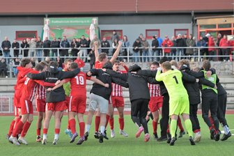 Fußball-Sachsenklasse: Spitzenreiter Schöneck kassiert in Stollberg erste Saisonniederlage - Der Jubel nach dem 4:3-Siegtreffer in letzter Minute war bei Spielern und Fans des FC Stollberg groß. Die Erzgebirger brachten dem VfB Schöneck die erste Saisonniederlage bei.