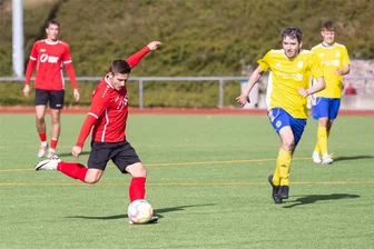 Fußball-Sachsenklasse: SV Blau-Gelb Mülsen verspielt ersten Saisonsieg in Annaberg - Annabergs Doppeltorschütze Richie Schulze (am Ball) kann von Michael Herbst (Mülsen) nicht gestoppt werden.