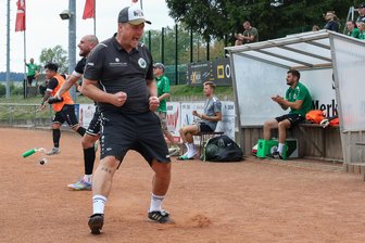 Fußball-Sachsenklasse: SV Merkur Oelsnitz profitiert von Reichenbrands Abschlussschwäche - Die Oelsnitzer Bank, allen voran Kenny Häußler (Trainer des SV Merkur Oelsnitz), bejubelt das 1:0 durch Lennox Loris Berger.
