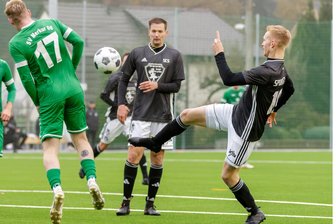 Fußball-Sachsenklasse: Syrau muss sich mit Punkt gegen Oelsnitz begnügen - Der Syrauer Max Rudisch (rechts) kämpft gegen den Oelsnitzer Maximilian Röhling um den Ball. Tobias John, der später mit Rot vom Platz flog, schaut zu.