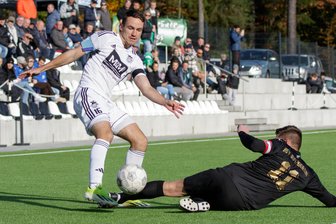 Fußball-Sachsenklasse: Syrau siegt im Derby und offenbart Irfersgrüns Schwächen - Kapitäne im Duell: David Landmesser (rechts, BSV Irfersgrün) grätscht in den Schuss von Syraus Paul Schneider.