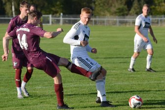 Fußball-Sachsenklasse: Syrau verliert trotz spielerischer Überlegenheit klar - Marcel Günther (Nr. 14), der das 2:0 erzielte, bei einem Torschuss, den Syraus Max Rudisch hier nicht verhindern kann.